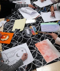 Lapset maalaavat ja piirtävät.